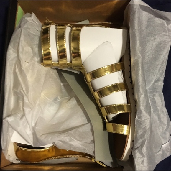 Gold hi top sandals with zipper in the back!🆕🔥🎁 - Picture 2 of 4