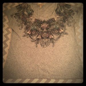 Grey decorative t-shirt.