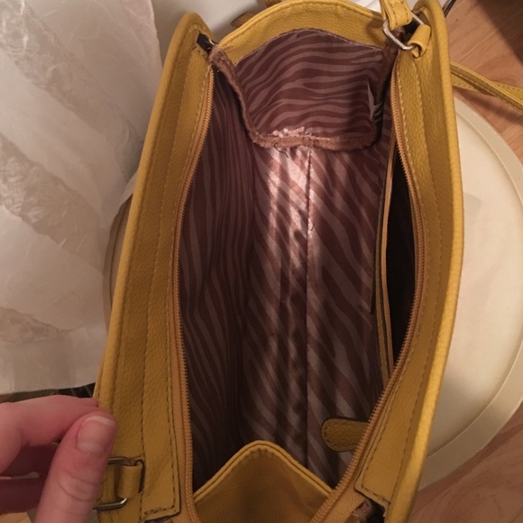 Mustard color cross body purse - Picture 4 of 4