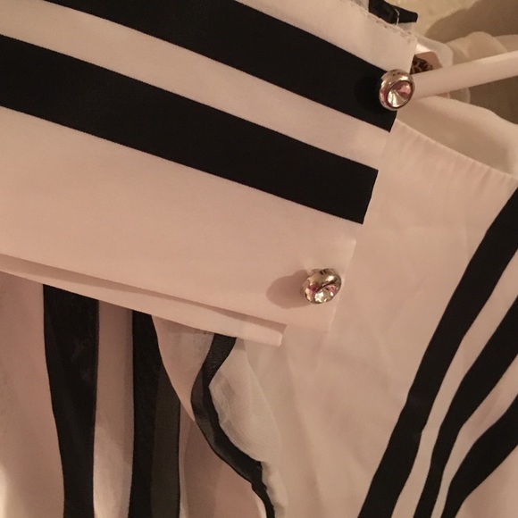 ❌❌SOLD❌❌ Black and white strip top - Picture 2 of 4
