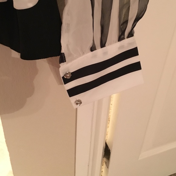 ❌❌SOLD❌❌ Black and white strip top - Picture 3 of 4