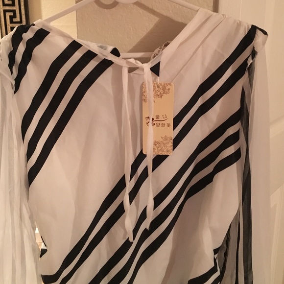 ❌❌SOLD❌❌ Black and white strip top - Picture 4 of 4