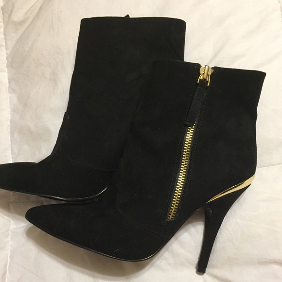 GUESS black heeled booties