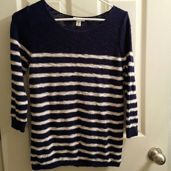 Thin cozy quarter-sleeved sweater!