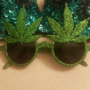 🚫ON HOLD 🚫 Weed leaf glasses