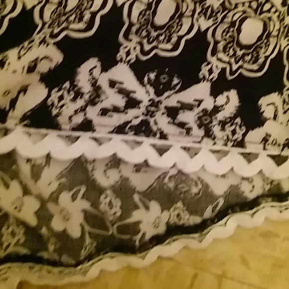 Black-white blouse - Picture 2 of 3