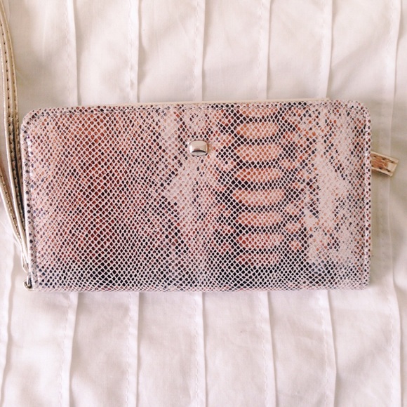 ✨FINAL PRICE✨Folder Over Wristlet