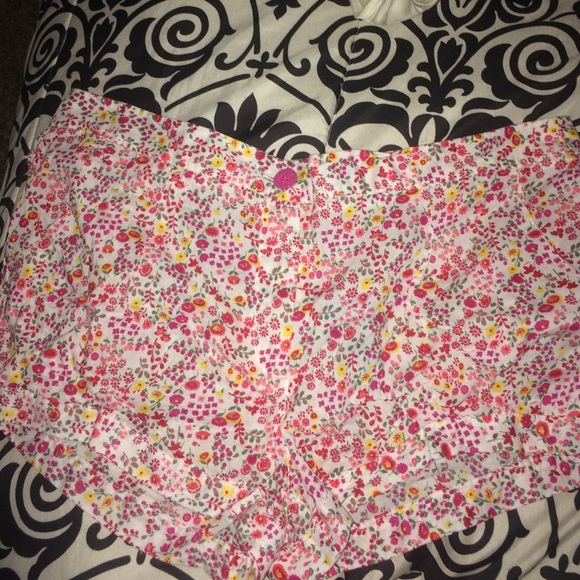 Floral shorts perfect for spring - Picture 1 of 1