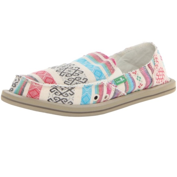 Woman's Donna Poncho Sanuks