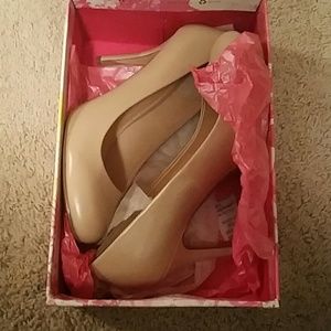 Nude pumps