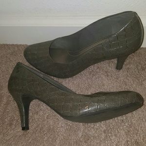 [Gray] Faux Snake Skin Round Toe Pumps