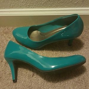 [Teal] Round Toe Patent Pumps