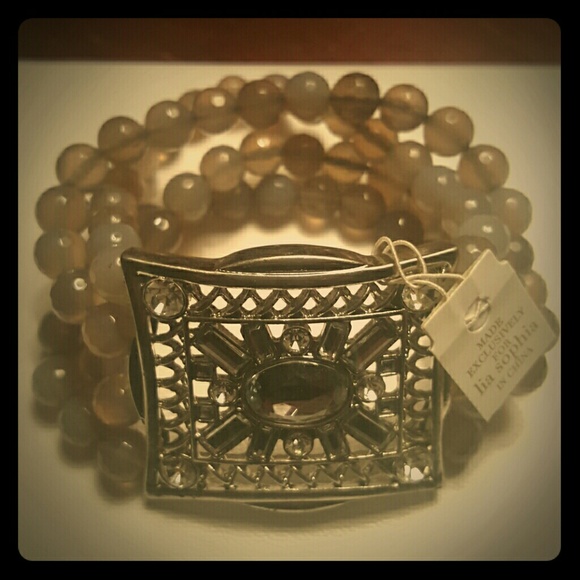 Agate beads with rhinestone detail. Stretch to fit