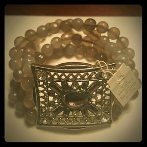 Agate beads with rhinestone detail. Stretch to fit