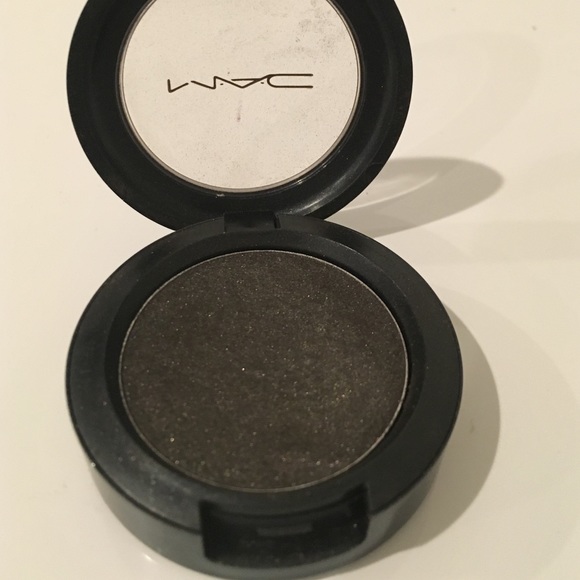 MAC pro longwear eyeshadow - legendary black