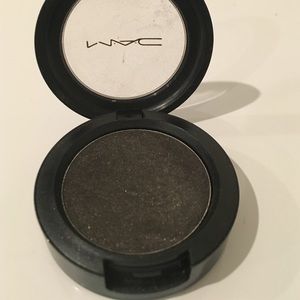 MAC pro longwear eyeshadow - legendary black