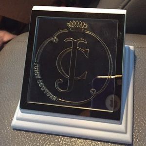 JUICY COUTURE sign!