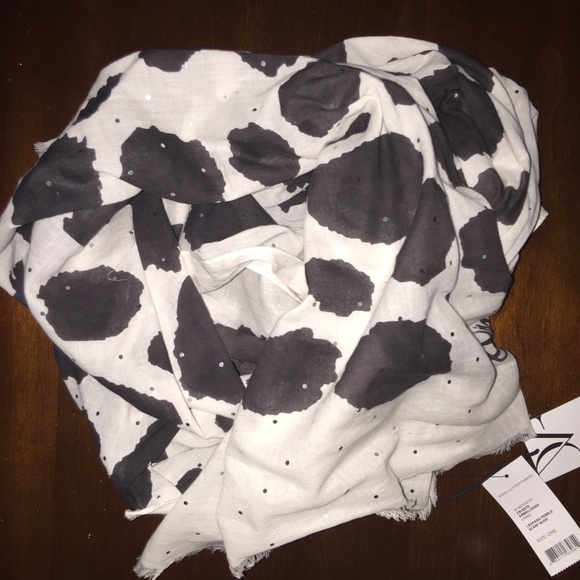 NWT Diane Von Furstenberg printed scarf.