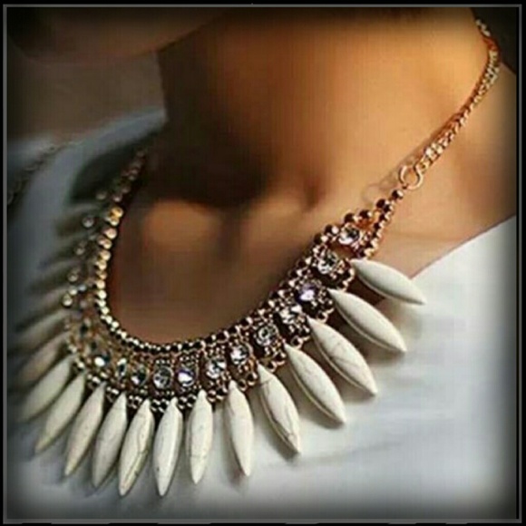 ABSOLUTELY BEAUTIFUL STATEMENT NECKLACE