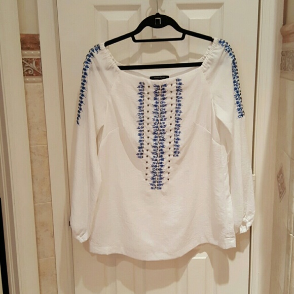 A white casual blouses