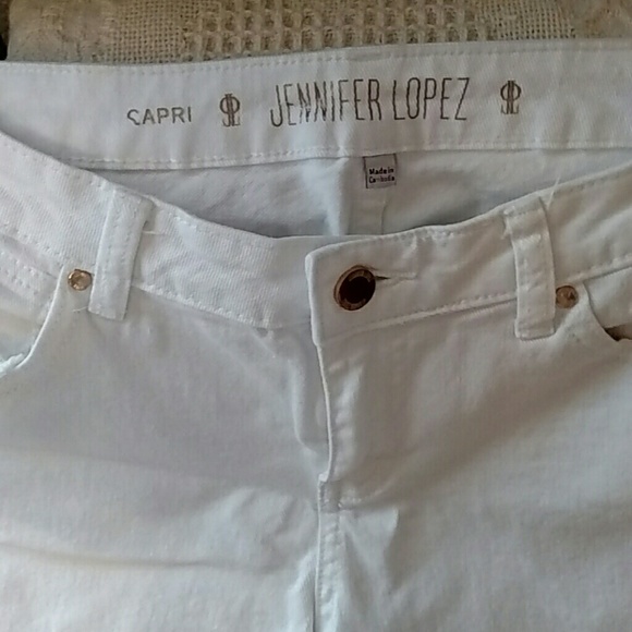 Jennifer Lopez white denim capris. Size 6