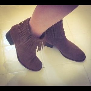 NWOT Tan suede fringe shirt boots