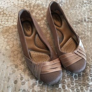 Dexflex Sport Flats Tan EUC Size 6.5
