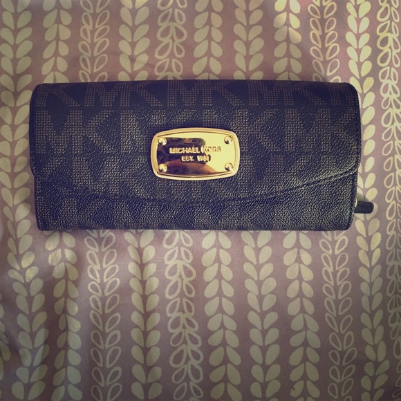 Michael Kors Handbags - Michael Kors wallet 💜