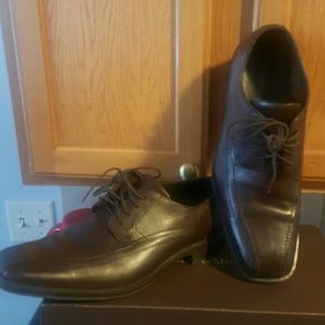 Mens Brown lace up dress shoe.