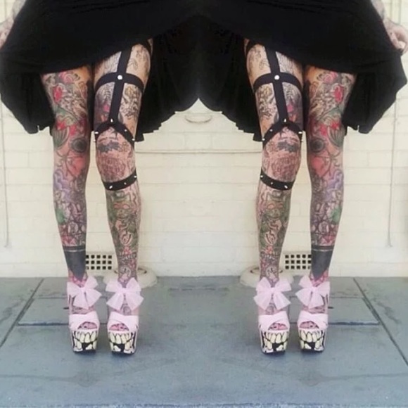 Black knee spiked garter