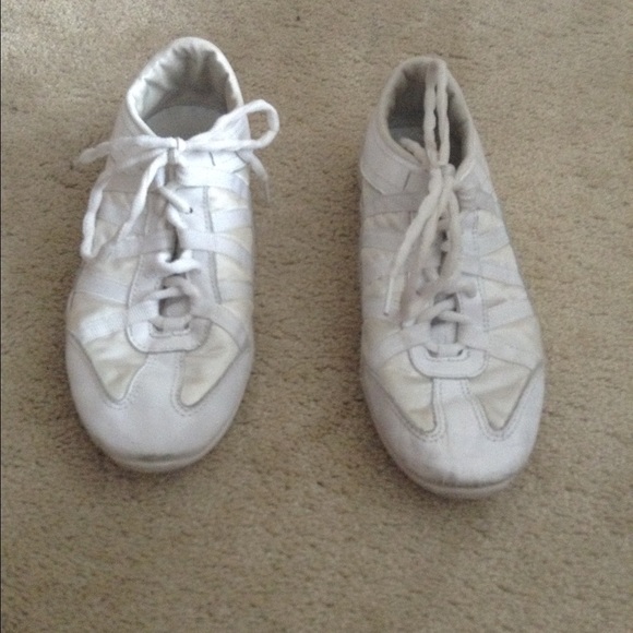 Cheer shoes