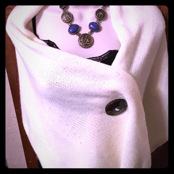 Versatile white shawl