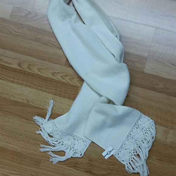 Ivory alpaca scarf with fringed crocheted roses