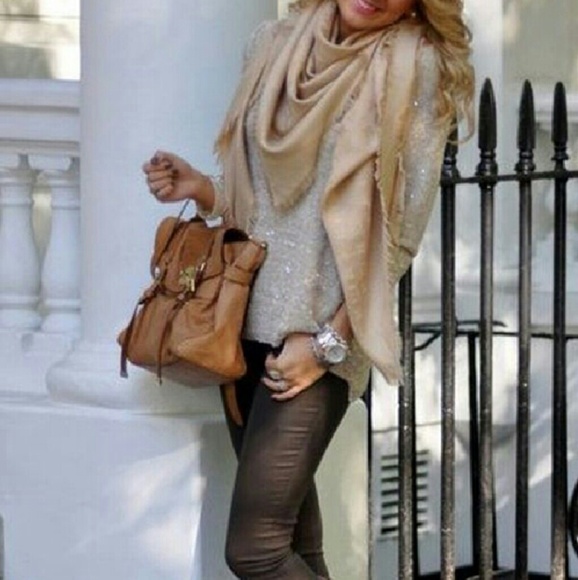 Meet your Posher, Erica - Picture 2 of 4