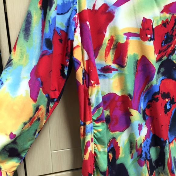 Beautiful 3/4 sleeve v-neck shirt! - Picture 2 of 3