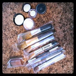 Bare Minerals Makeup Brushes and Makeup