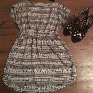 Chic tribal print dress!