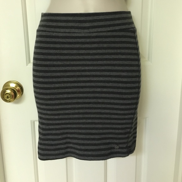 SOLD in bundle!  H&M grey and black striped skirt - Picture 2 of 3