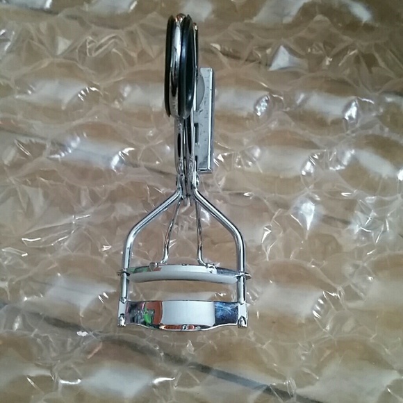 Eyelash curler