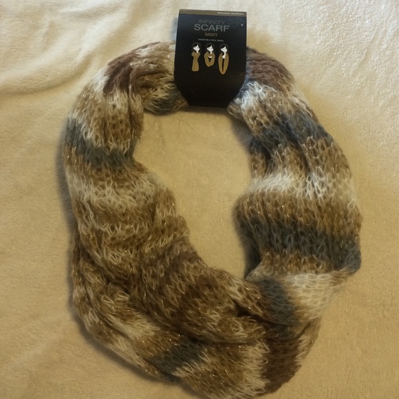 Knitted infinity scarf