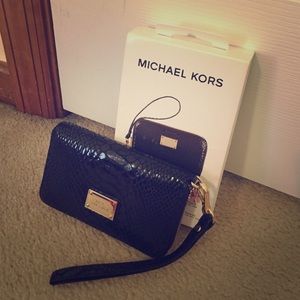 Michael Kors Zip Wallet