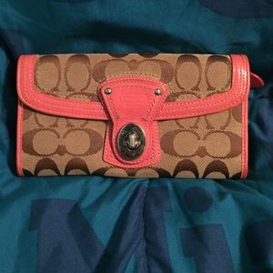 Coach Signature Large Wallet. 👜