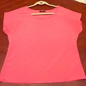 Salmon colored tee