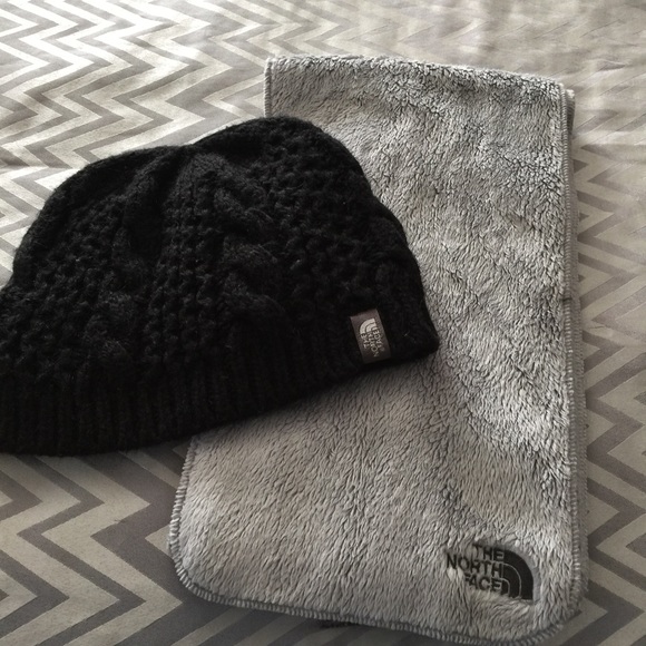 North face beanie and scArf gud conditions
