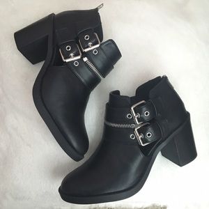 *NEW LOW PRICE*NEVER WORN F21 Black Zipper Booties