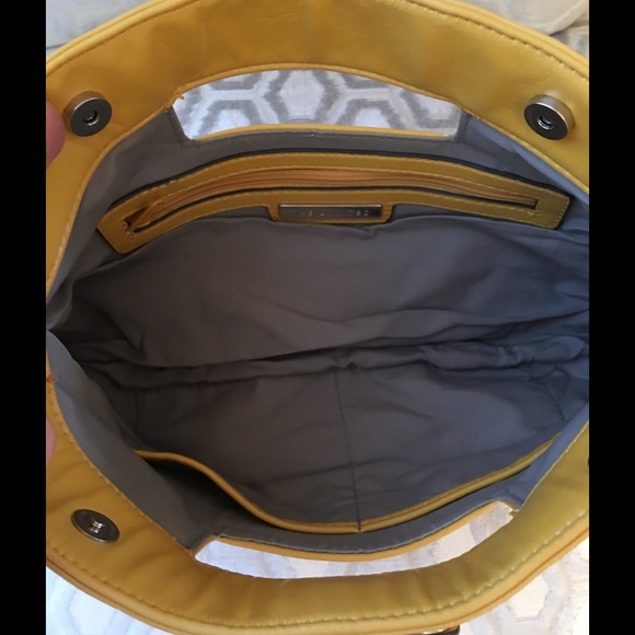 🚫SOLD🚫The Limited Yellow Silver Clutch Bag - Picture 3 of 3