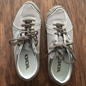 New balance size 7 brown ultra light weight shoes