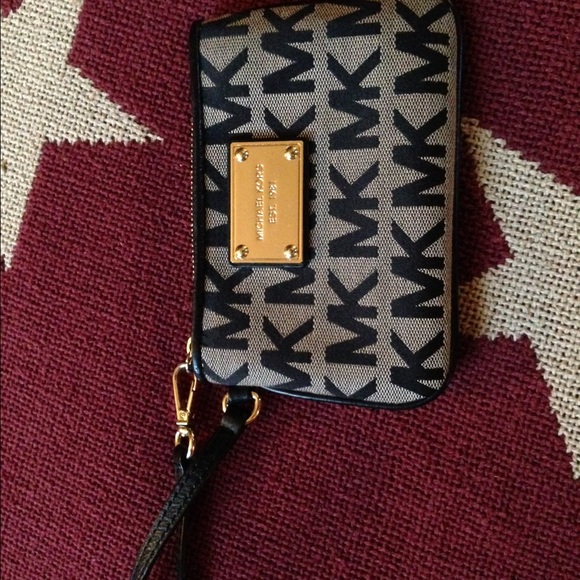 EEUC Michael Kors wristlet