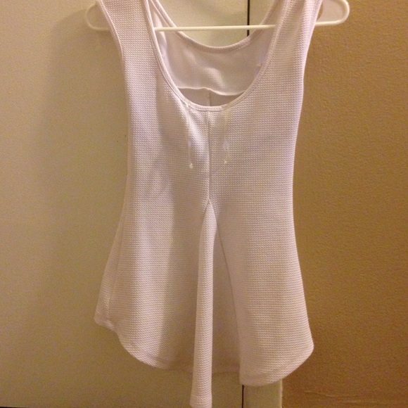 White sleeveless top - Picture 2 of 3