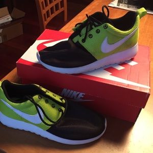Brand New! NIKE Roche Runs